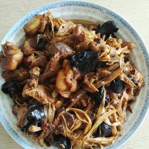 家常香菇木耳蒸肉