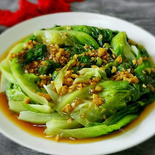 可口的蚝油浇蒜蓉圆生菜