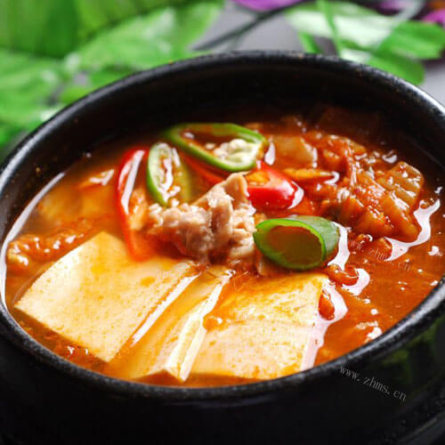 美味的南瓜土豆泡菜汤