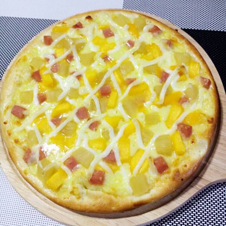 美味的菠萝火腿披萨