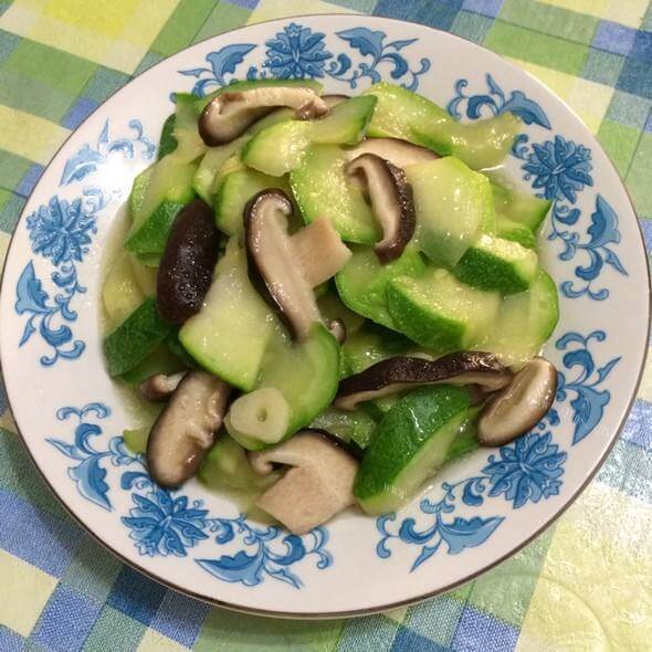 香气浓郁的香菇西葫芦
