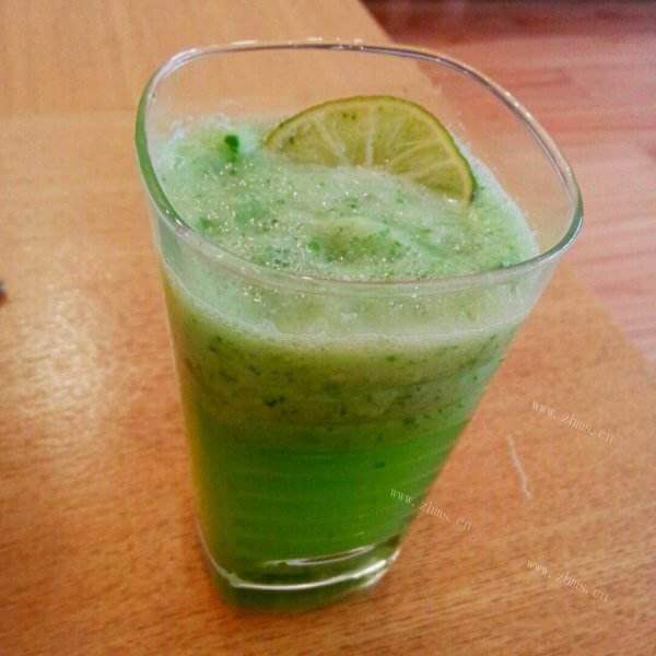美味的咸青柠蜂蜜醋饮
