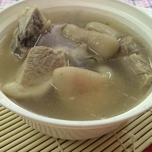 可口黄花菜青菜小蹄髈汤