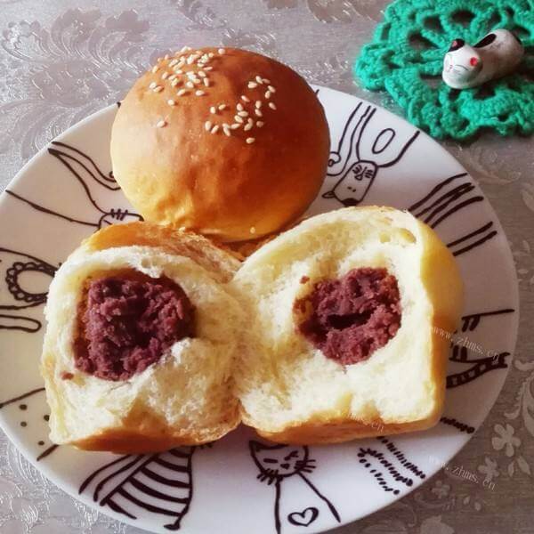 美味的牛奶豆沙面包