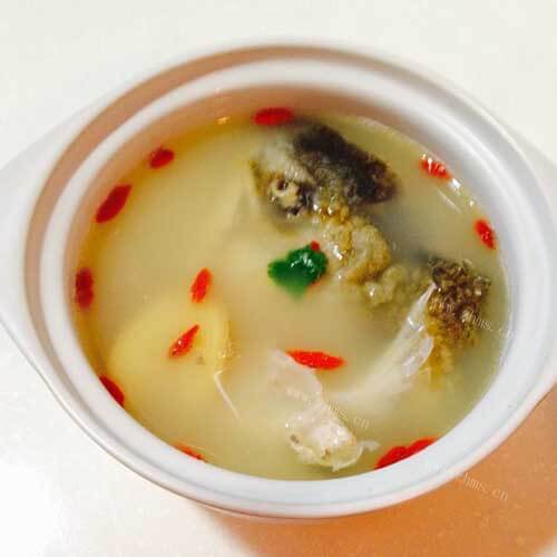 美味可口的狗跌耳排骨汤