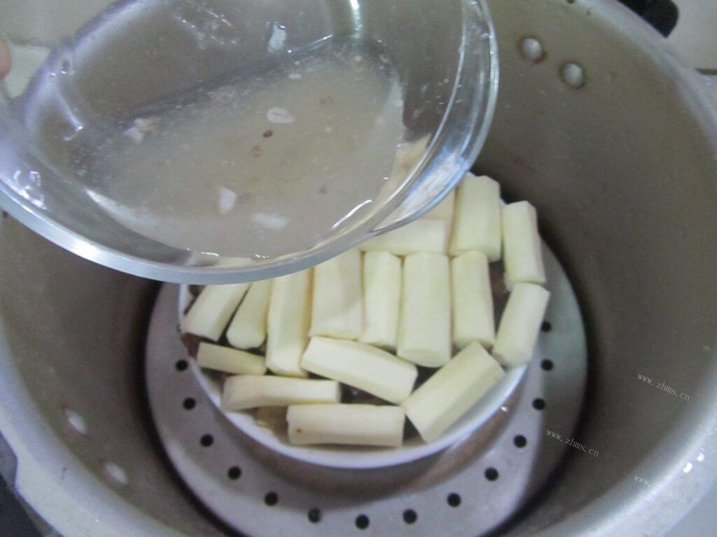 美味铁棍蒸腊肉做法图解8)