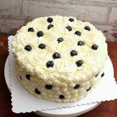 美味的蓝莓芒果裱花蛋糕
