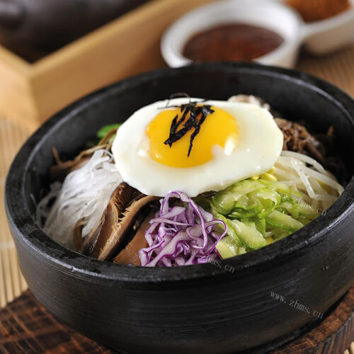 美味的石锅腊肠拌饭