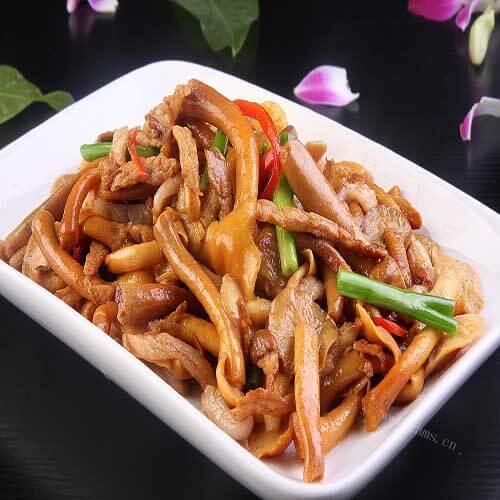 美味的肉丝炒草菇