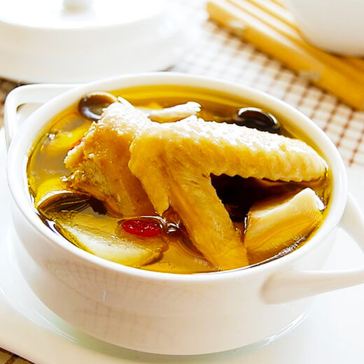 诱人的蘑菇土鸡汤