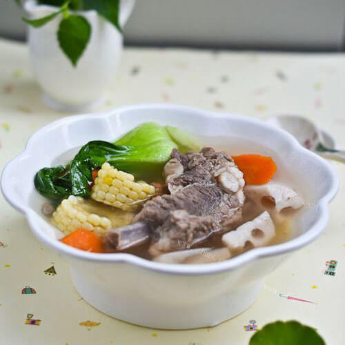 热腾腾的排骨蔬菜汤面