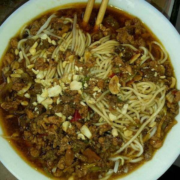美味的肉末酸辣面