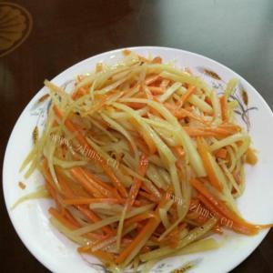 香气浓郁的家常胡萝卜土豆丝