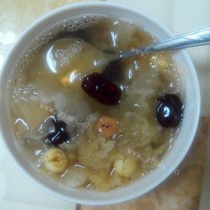 美味的桂圆红枣莲子粥
