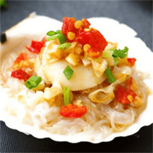 美味的剁椒蒜蓉蒸扇贝