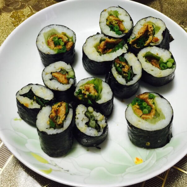色泽鲜亮的金针蘑鸡蛋沙拉寿司卷