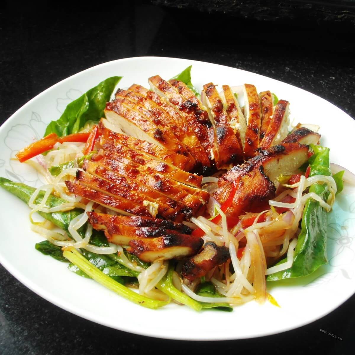 美味的鸡肉丝拌菠菜