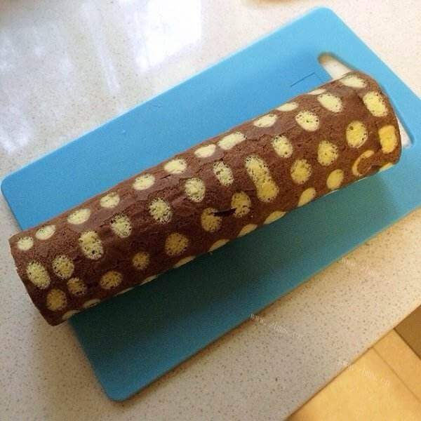 美味彩色波点蛋糕卷
