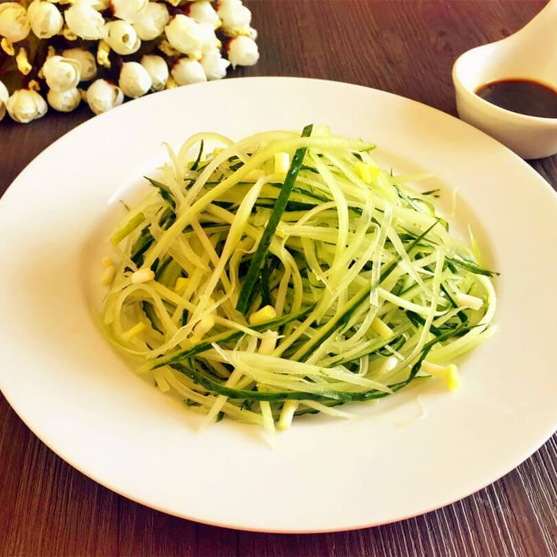 美味的凉拌蜇丝黄瓜