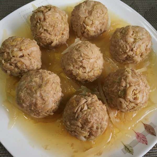 美味的红萝卜木耳肉丸