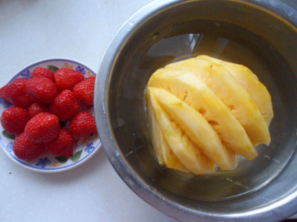 酸酸甜甜菠萝草莓汁做法图解1)