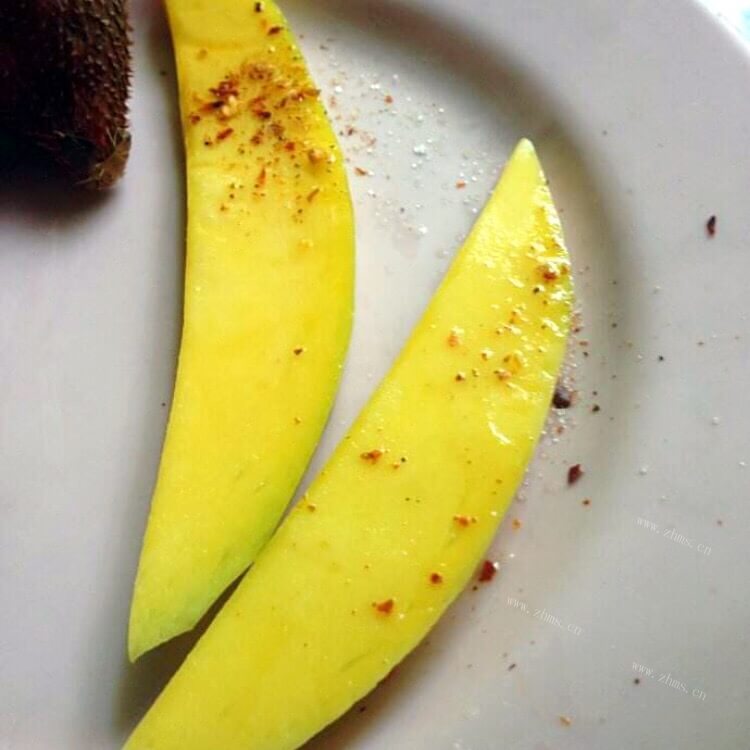 咸辣的辣椒盐青芒果