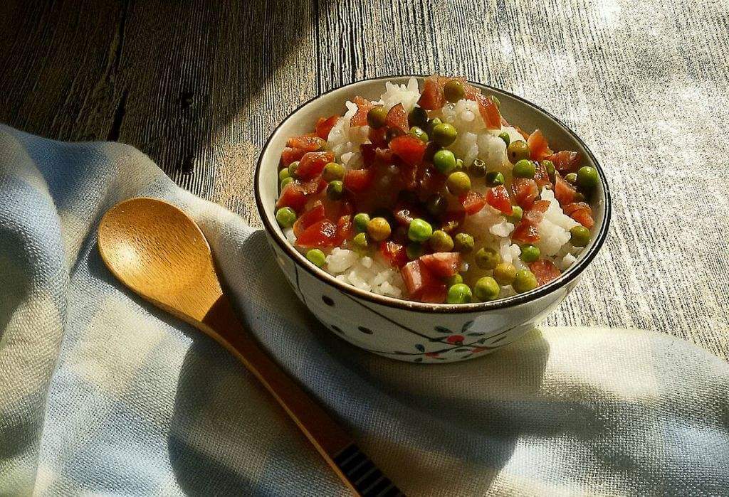鲜香可口的腊肉豌豆闷饭做法图解6)