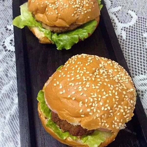 创意十足的姜末猪肉汉堡