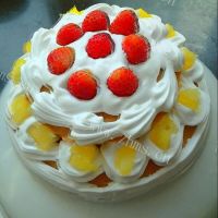 鲜香的草莓菠萝生日蛋糕