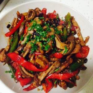 诱人的尖椒炒肚条 