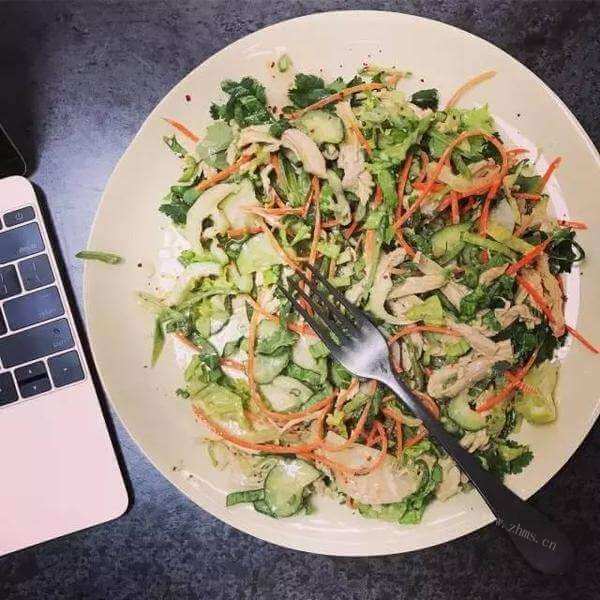美味的萝卜芽沙拉