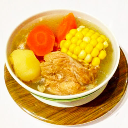 美味玉米胡萝卜炖瘦肉汤