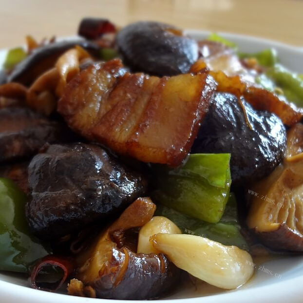 美味的土豆香菇烧肉块