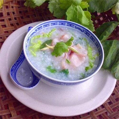 美味的蔬菜鱼片粥