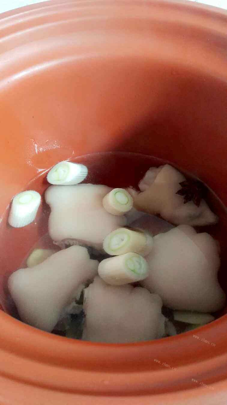 自制西红柿猪蹄煲做法图解2)
