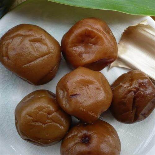 美味的盐渍梅子