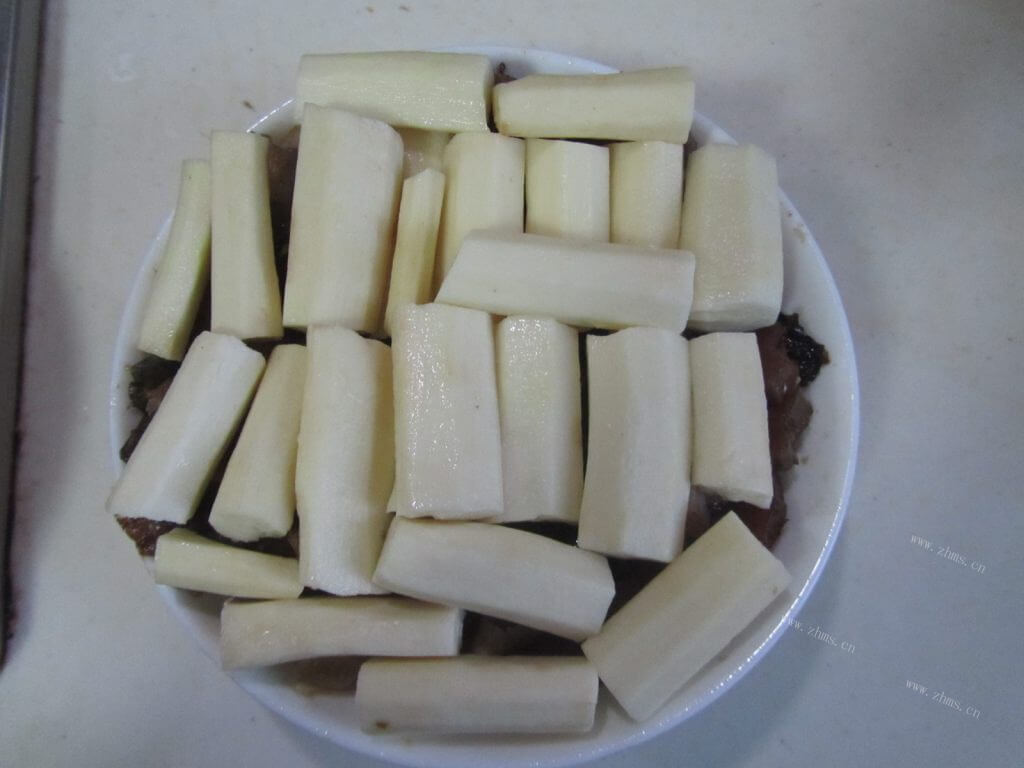 美味铁棍蒸腊肉做法图解7)