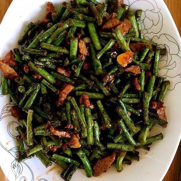 美味可口的肉丁炒豇豆