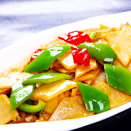 香辣的麻辣肠炒土豆片