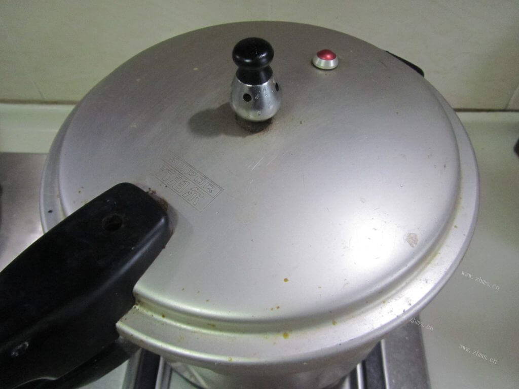 美味铁棍蒸腊肉做法图解10)