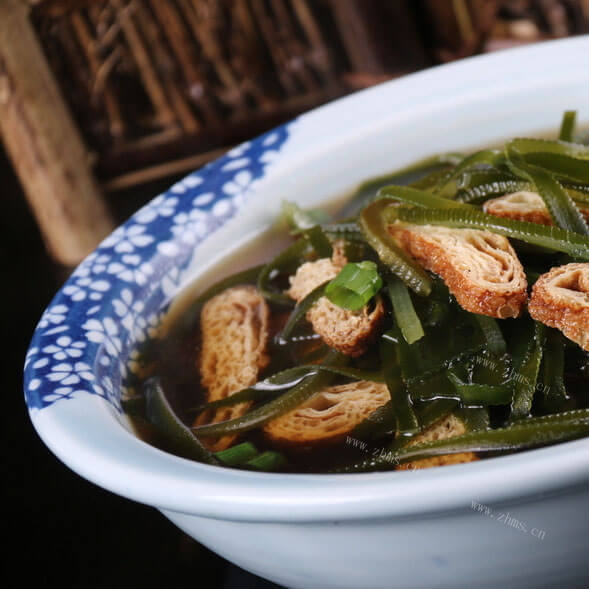 美味的腊味海带炖豆腐