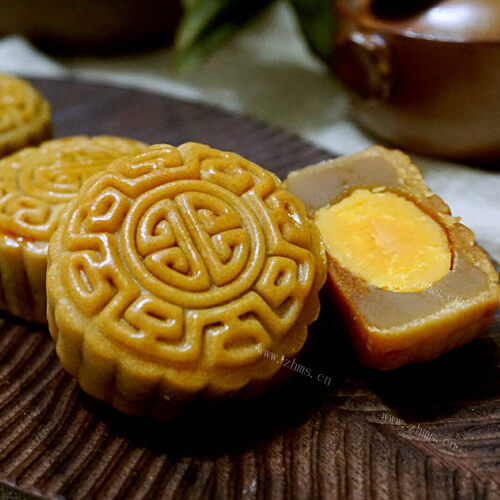 好看的乌豆沙蛋黄广式月饼