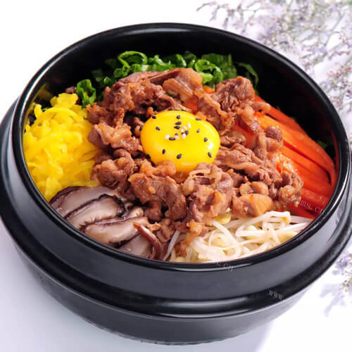 美味的石锅腊肠拌饭