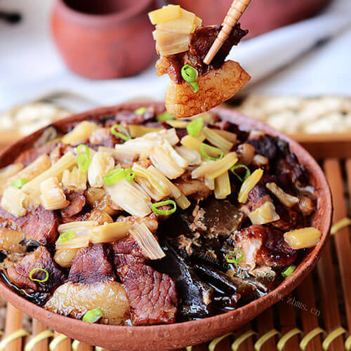 美味的泥碗海带蒸肉 