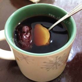 清凉的红枣生姜红糖茶