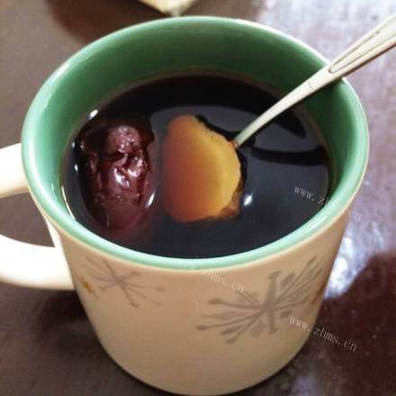 清凉的红枣生姜红糖茶