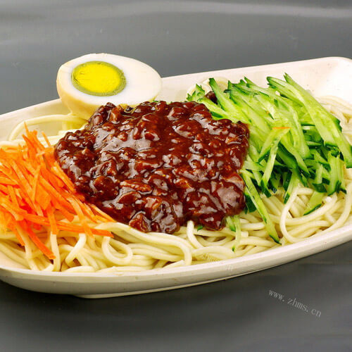 美味香菇肉末酱面