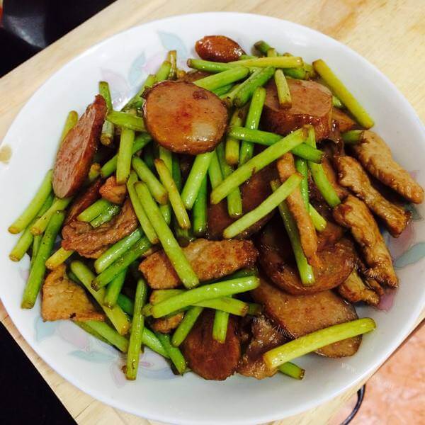 好吃的蒜苔香煎肉