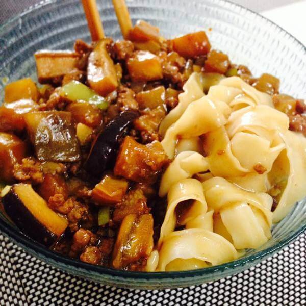 美食香菇肉丁烩面