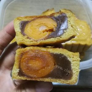 美味乌豆沙蛋黄广式月饼